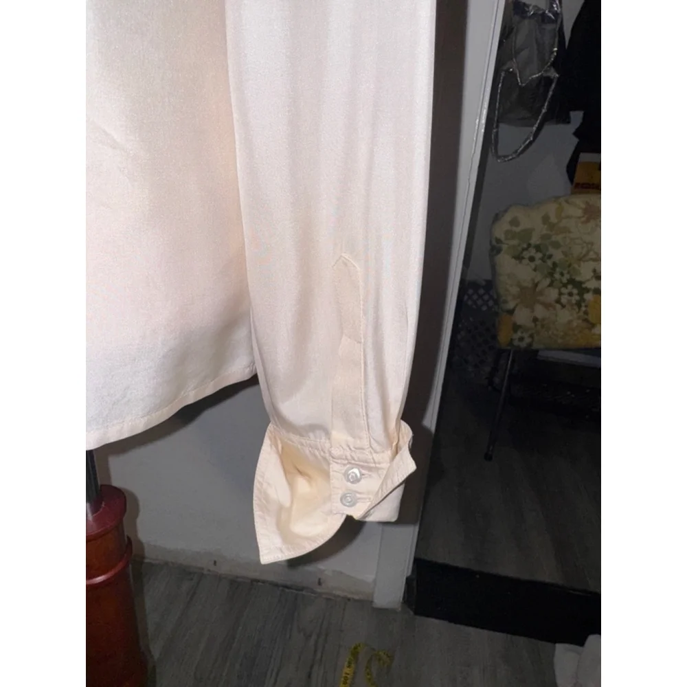 Long sleeve blouse cream colored 100% silk. To fit bust 38 inches. Yeager London - Picture 6 of 14